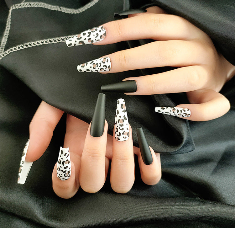 Faux Ongles Avec Des Finitions Plates Et Pointues